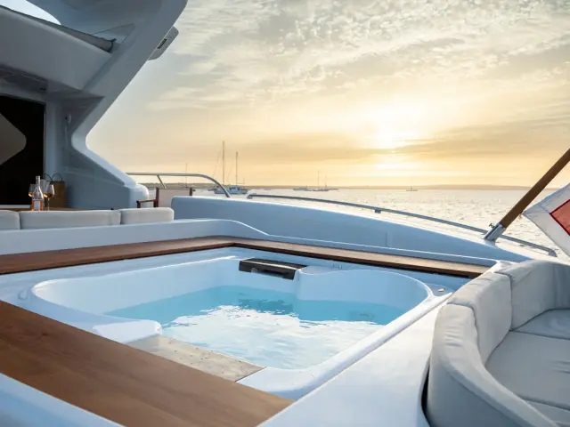 NOMAD | Mangusta 108 — 42 / 58