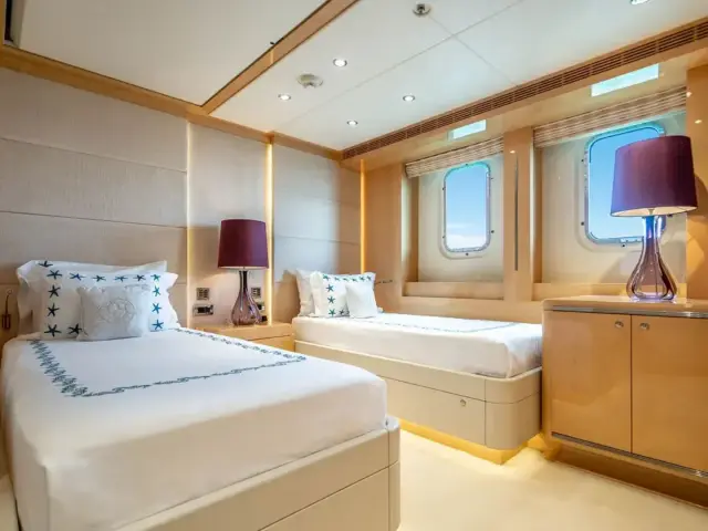 SOUTH | Heesen 180 — 28 / 32