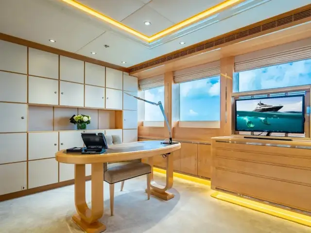 SOUTH | Heesen 180 — 20 / 32