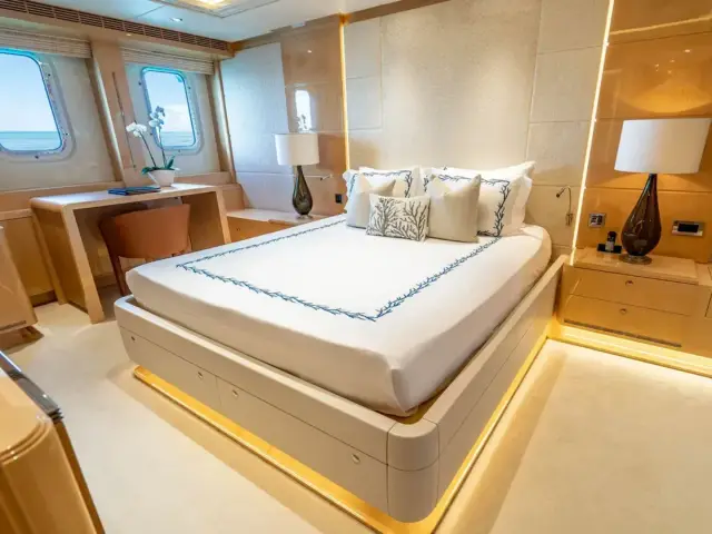 SOUTH | Heesen 180 — 26 / 32