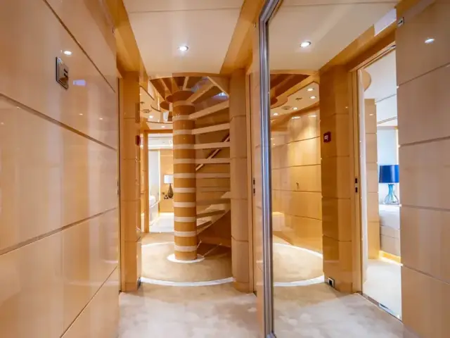 SOUTH | Heesen 180 — 25 / 32