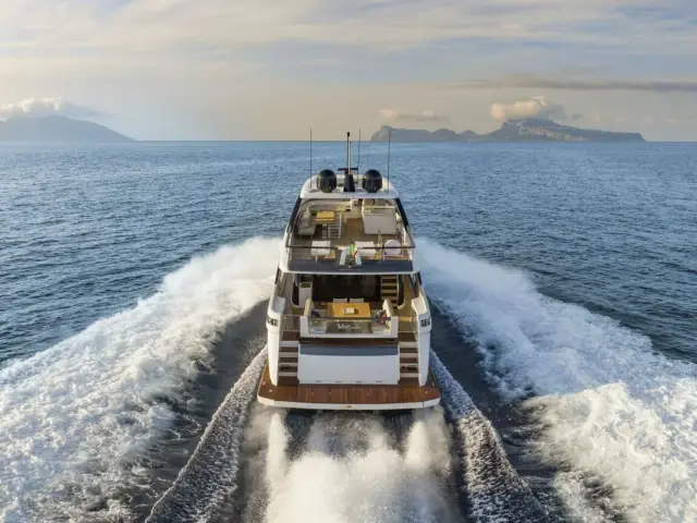 VITTORIA | Ferretti 860 — 11 / 25