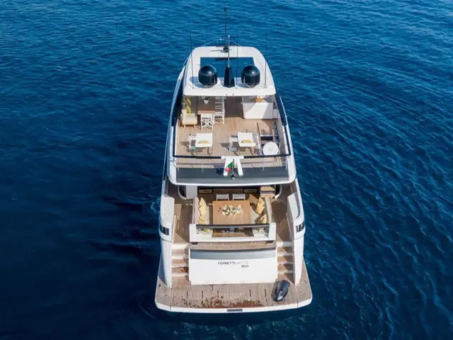 VITTORIA | Ferretti 860 — 12 / 25