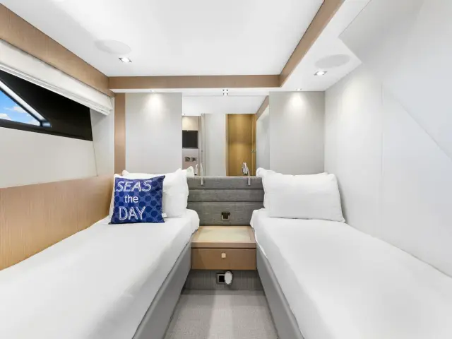 DONE DEAL | Sunseeker Manhattan 68 — 25 / 54
