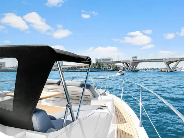 DONE DEAL | Sunseeker Manhattan 68 — 17 / 54