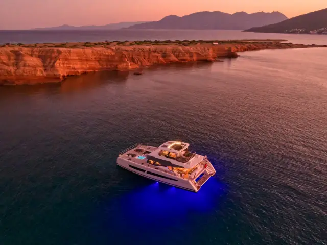 CHRISTAL MIO | Fountaine Pajot 67 — 26 / 59
