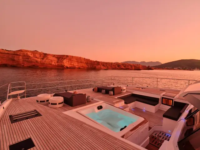 CHRISTAL MIO | Fountaine Pajot 67 — 25 / 59