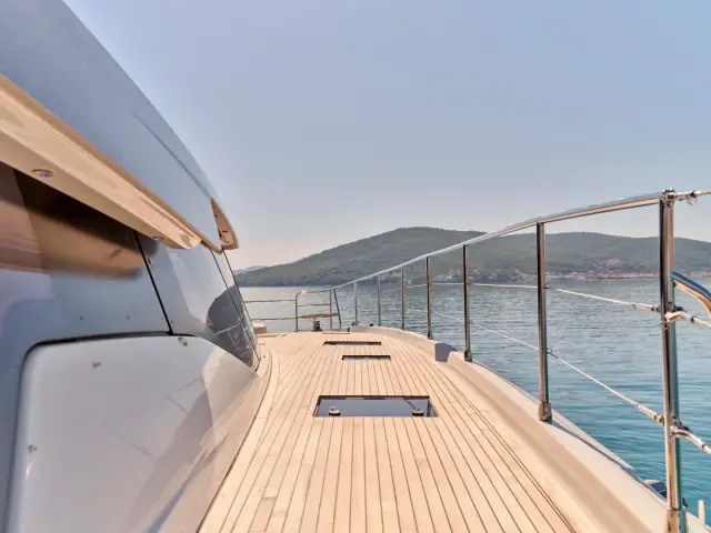 CHRISTAL MIO | Fountaine Pajot 67 — 37 / 59