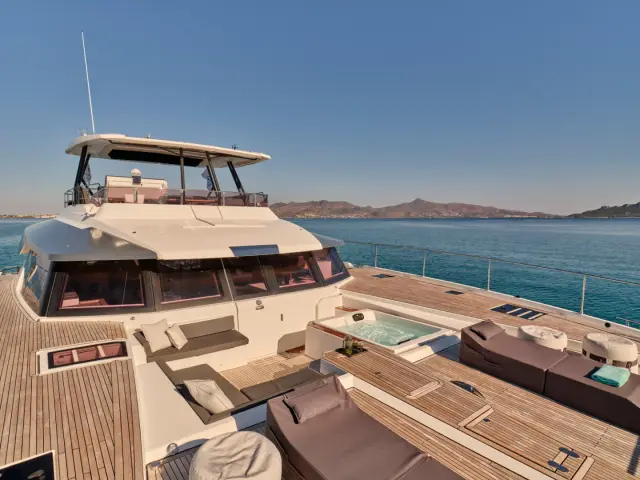 CHRISTAL MIO | Fountaine Pajot 67 — 39 / 59