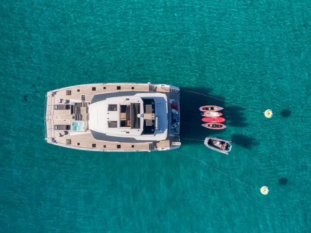 CHRISTAL MIO | Fountaine Pajot 67 — 15 / 59