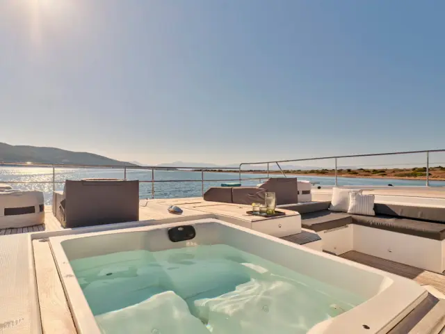 CHRISTAL MIO | Fountaine Pajot 67 — 40 / 59