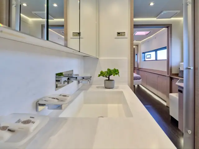 CHRISTAL MIO | Fountaine Pajot 67 — 55 / 59