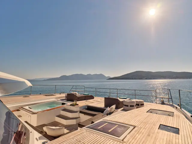 CHRISTAL MIO | Fountaine Pajot 67 — 38 / 59