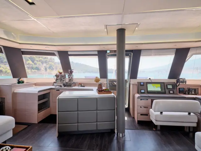 KIMATA | Fountaine Pajot 67 — 26 / 59