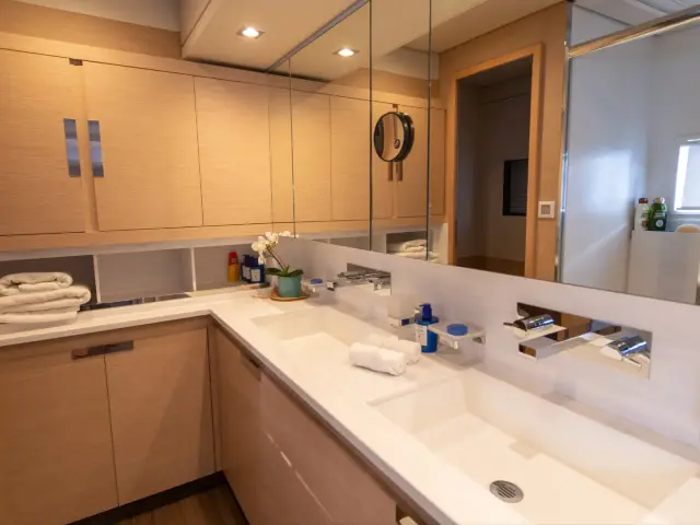 SERENISSIMA | Fountaine Pajot 67  — 22 / 23