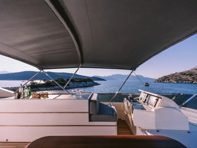 OXYGEN 8 | Ferretti 78 — 14 / 25