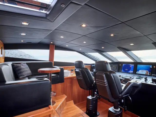 WHITE PEARL I | SunSeeker 111  — 19 / 26