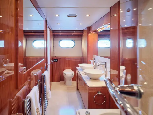 WHITE PEARL I | SunSeeker 111  — 25 / 26