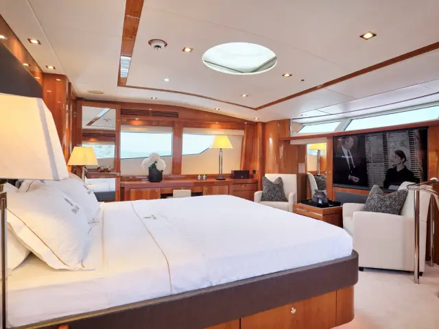 WHITE PEARL I | SunSeeker 111  — 24 / 26