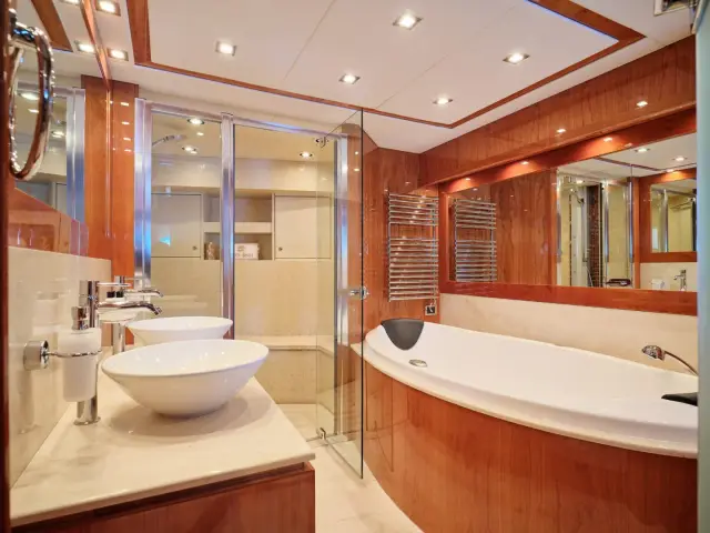 WHITE PEARL I | SunSeeker 111  — 23 / 26