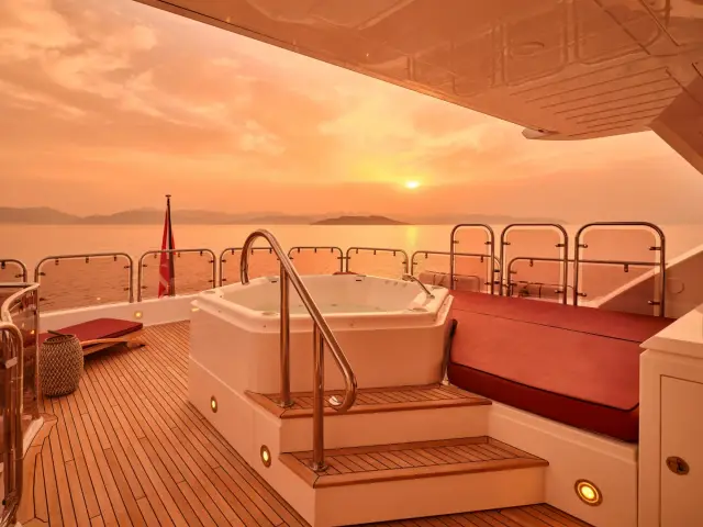 WHITE PEARL I | SunSeeker 111  — 16 / 26