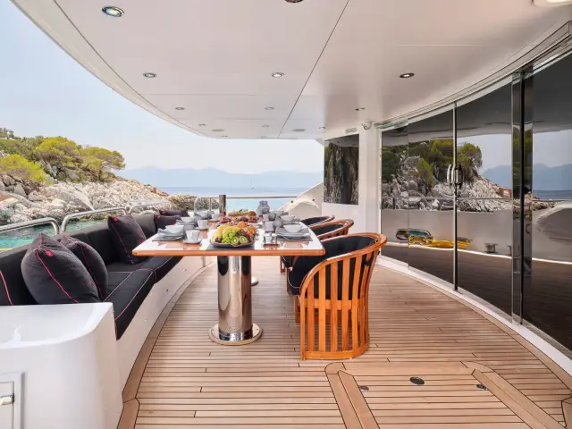 WHITE PEARL I | SunSeeker 111  — 12 / 26