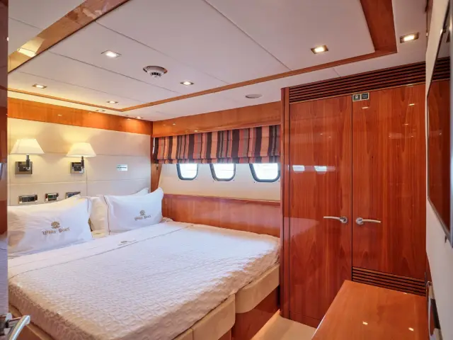 WHITE PEARL I | SunSeeker 111  — 17 / 26