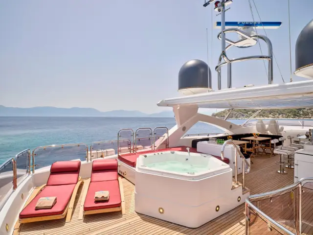 WHITE PEARL I | SunSeeker 111  — 15 / 26
