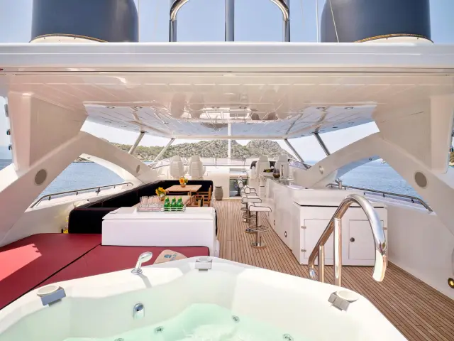 WHITE PEARL I | SunSeeker 111  — 14 / 26