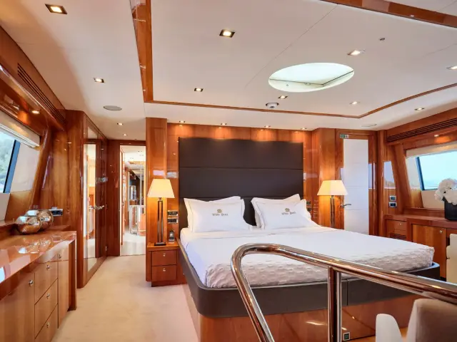 WHITE PEARL I | SunSeeker 111  — 22 / 26