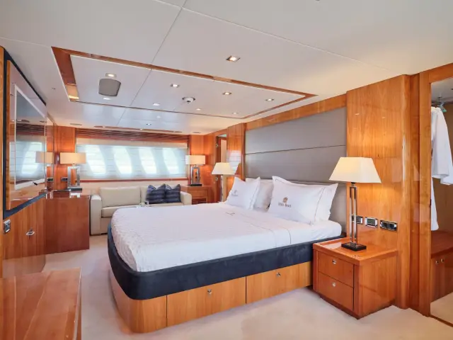 WHITE PEARL I | SunSeeker 111  — 26 / 26
