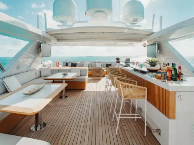 EMINA | Benetti 138 — 15 / 23
