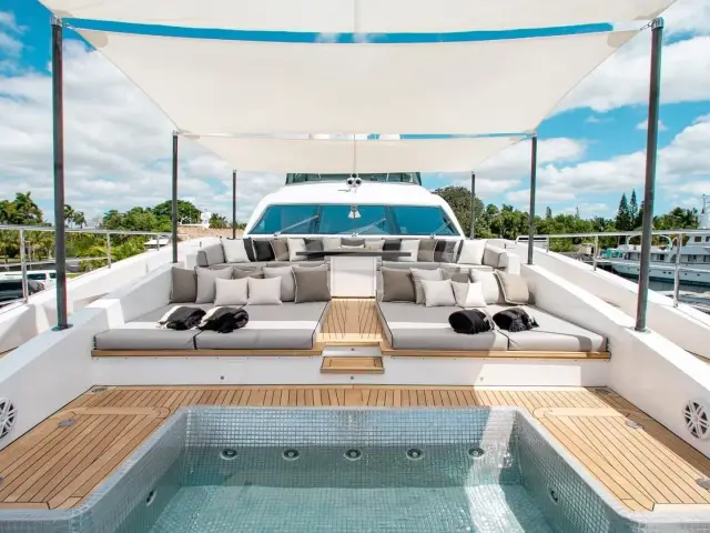 EMINA | Benetti 138 — 9 / 23