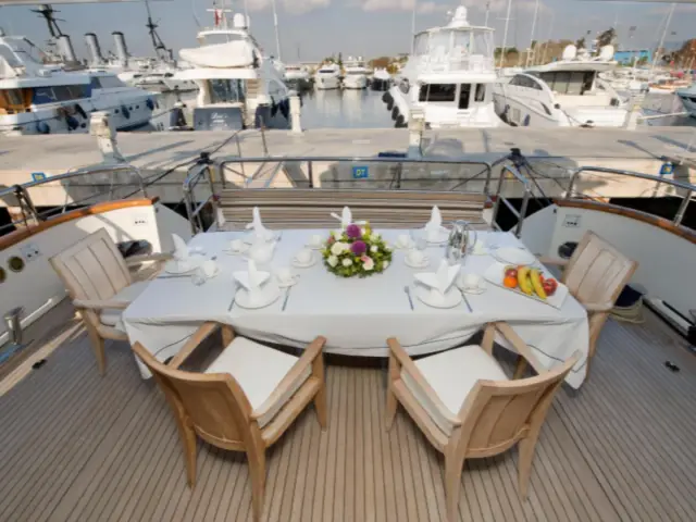 FALCON ISLAND | Falcon 100 — 6 / 25