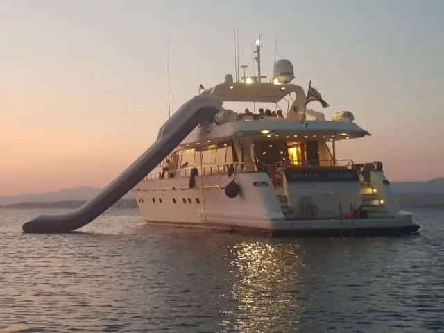 FALCON ISLAND | Falcon 100 — 4 / 25
