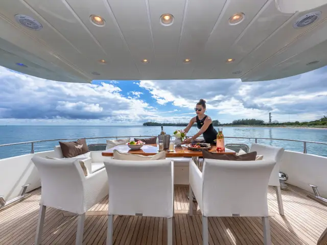 SALT SHAKER | Azimut 70 Fly — 18 / 47