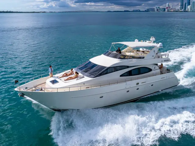 SALT SHAKER | Azimut 70 Fly — 2 / 47