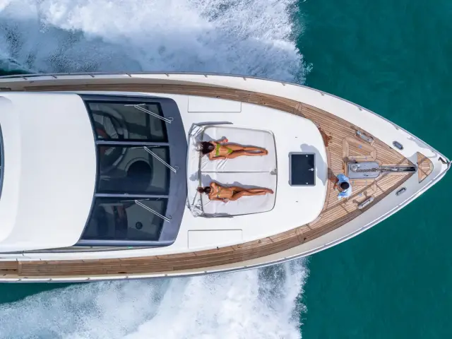 SALT SHAKER | Azimut 70 Fly — 9 / 47