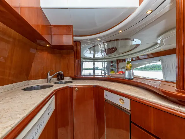 SALT SHAKER | Azimut 70 Fly — 30 / 47