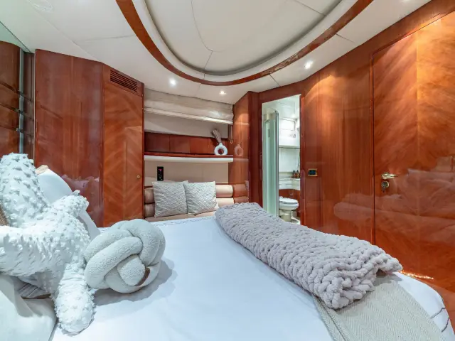 SALT SHAKER | Azimut 70 Fly — 44 / 47