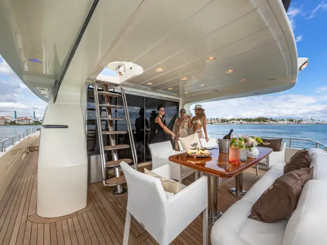 SALT SHAKER | Azimut 70 Fly — 22 / 47