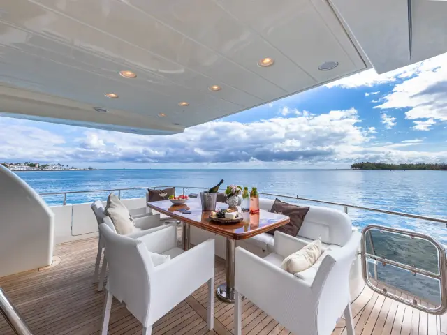 SALT SHAKER | Azimut 70 Fly — 17 / 47