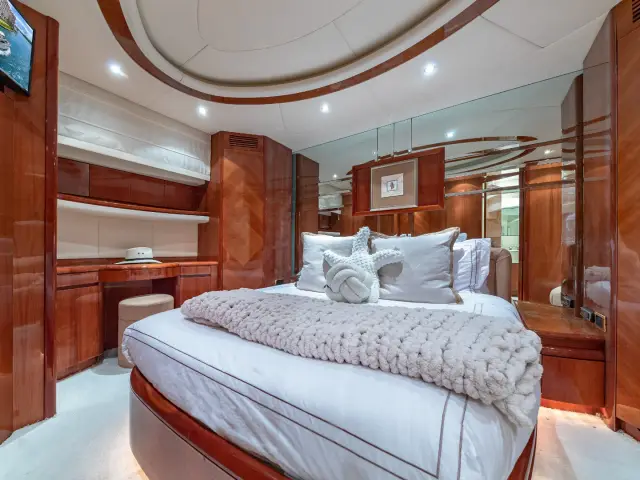 SALT SHAKER | Azimut 70 Fly — 43 / 47