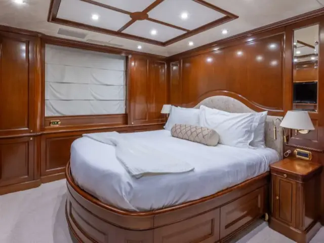 NAMASTE | Benetti 121 — 43 / 57