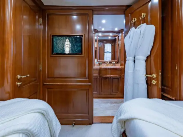 NAMASTE | Benetti 121 — 47 / 57