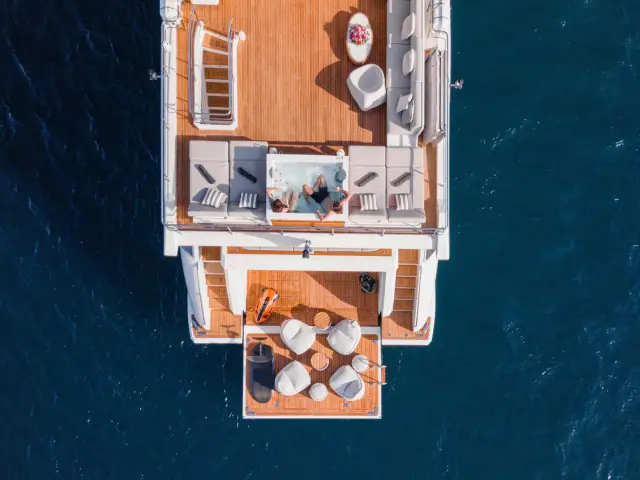 NEMESIS | Azimut 32 Metri — 65 / 101