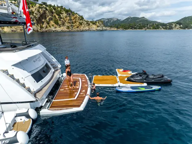 BLUE INFINITY ONE | Sunseeker 95  — 34 / 75