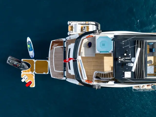 BLUE INFINITY ONE | Sunseeker 95  — 23 / 75