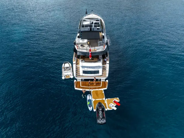BLUE INFINITY ONE | Sunseeker 95  — 33 / 75