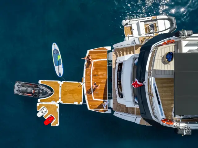 BLUE INFINITY ONE | Sunseeker 95  — 37 / 75
